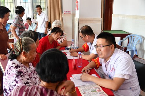 上門咨詢,分發健康知識宣傳手冊等方式,推廣健康生活方式和志愿服務
