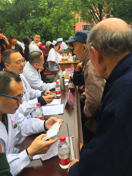 為礦區(qū)群眾行健康指導和健康咨詢