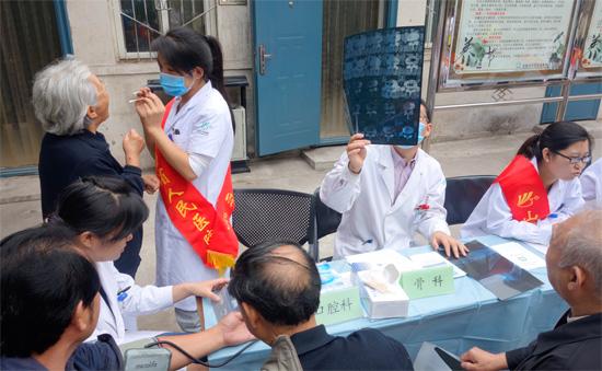 口腔科和中醫(yī)科等共十個科室的志愿者團隊提供免費健康咨詢義診服務